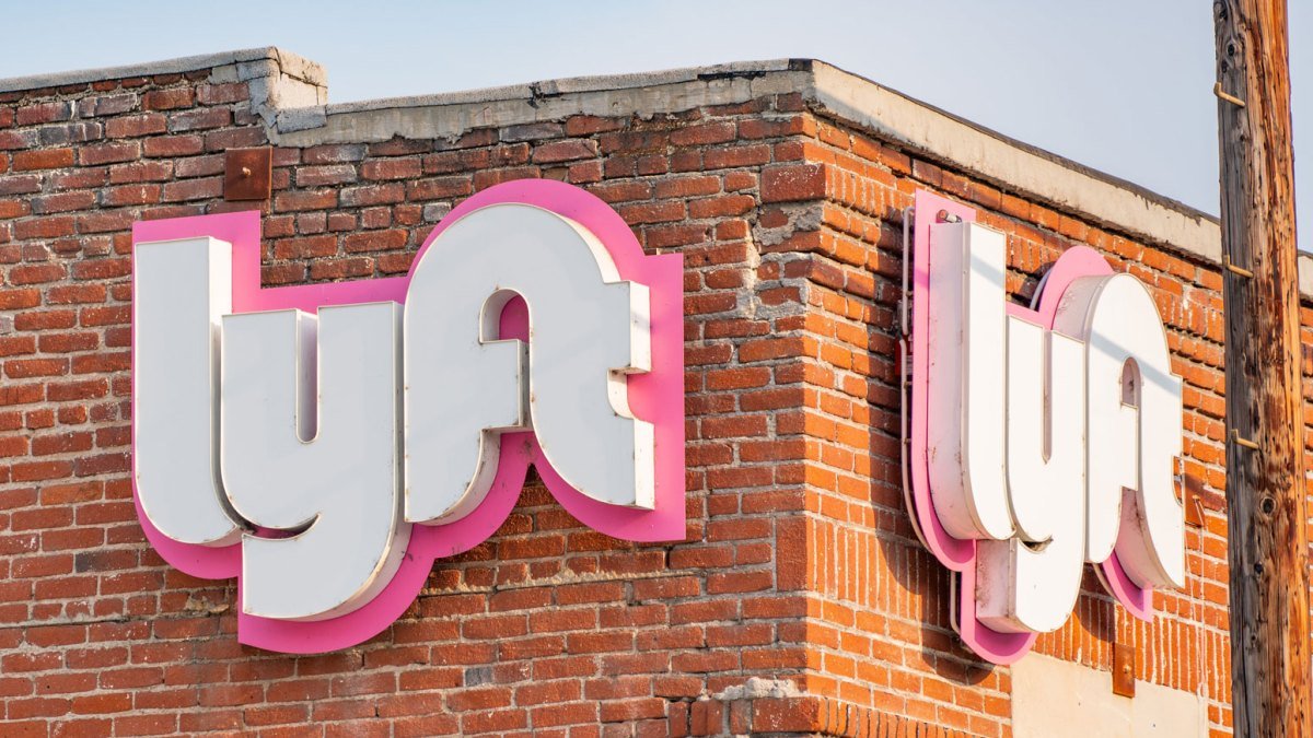 Lyft shares tumble as investors react to dim outlook